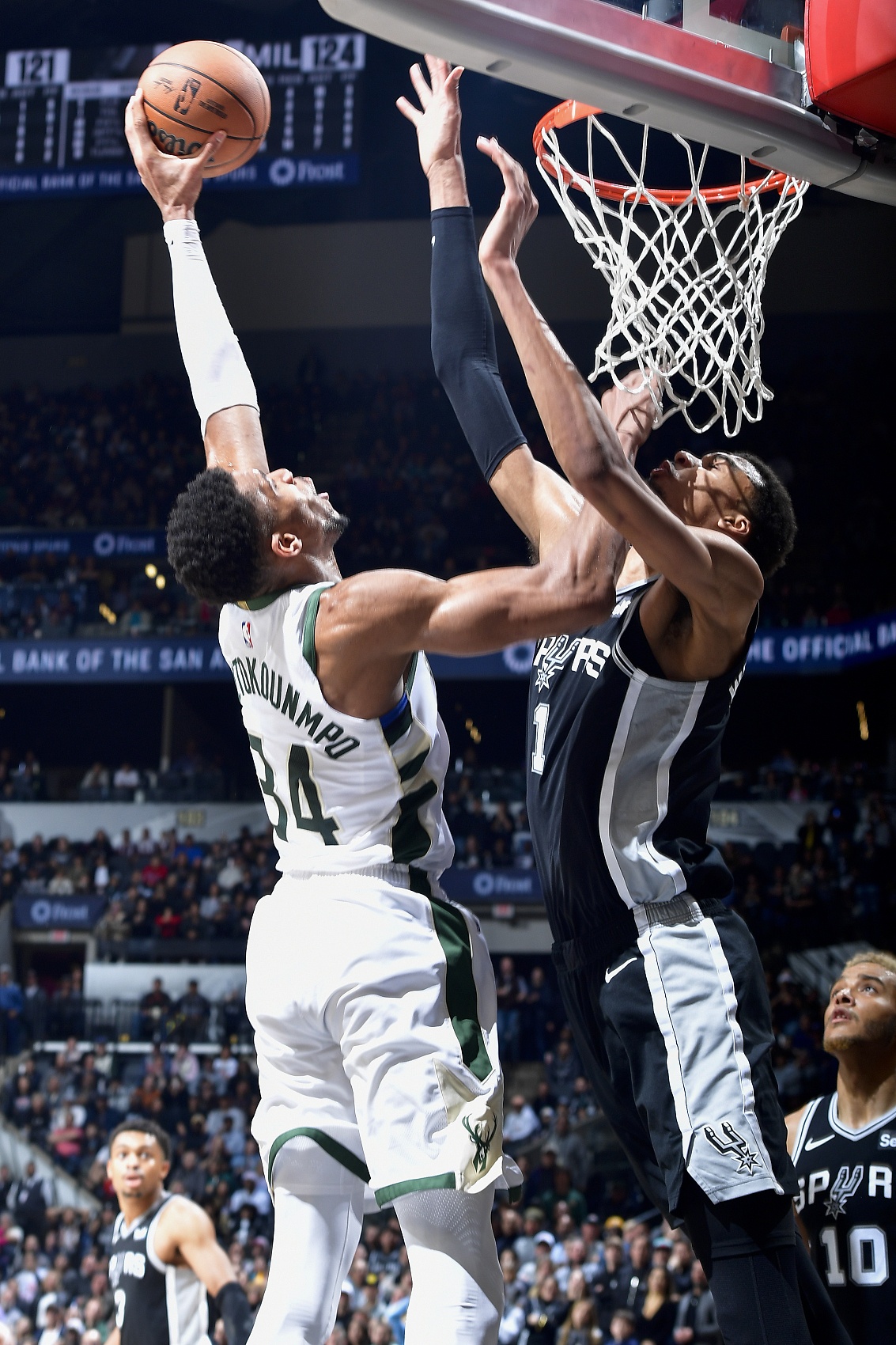 雄鹿重整旗鼓战胜马刺,米德尔顿率队首秀砍分的简单介绍 雄鹿重整旗鼓战胜马刺,米德尔顿率队首秀砍分的简单介绍