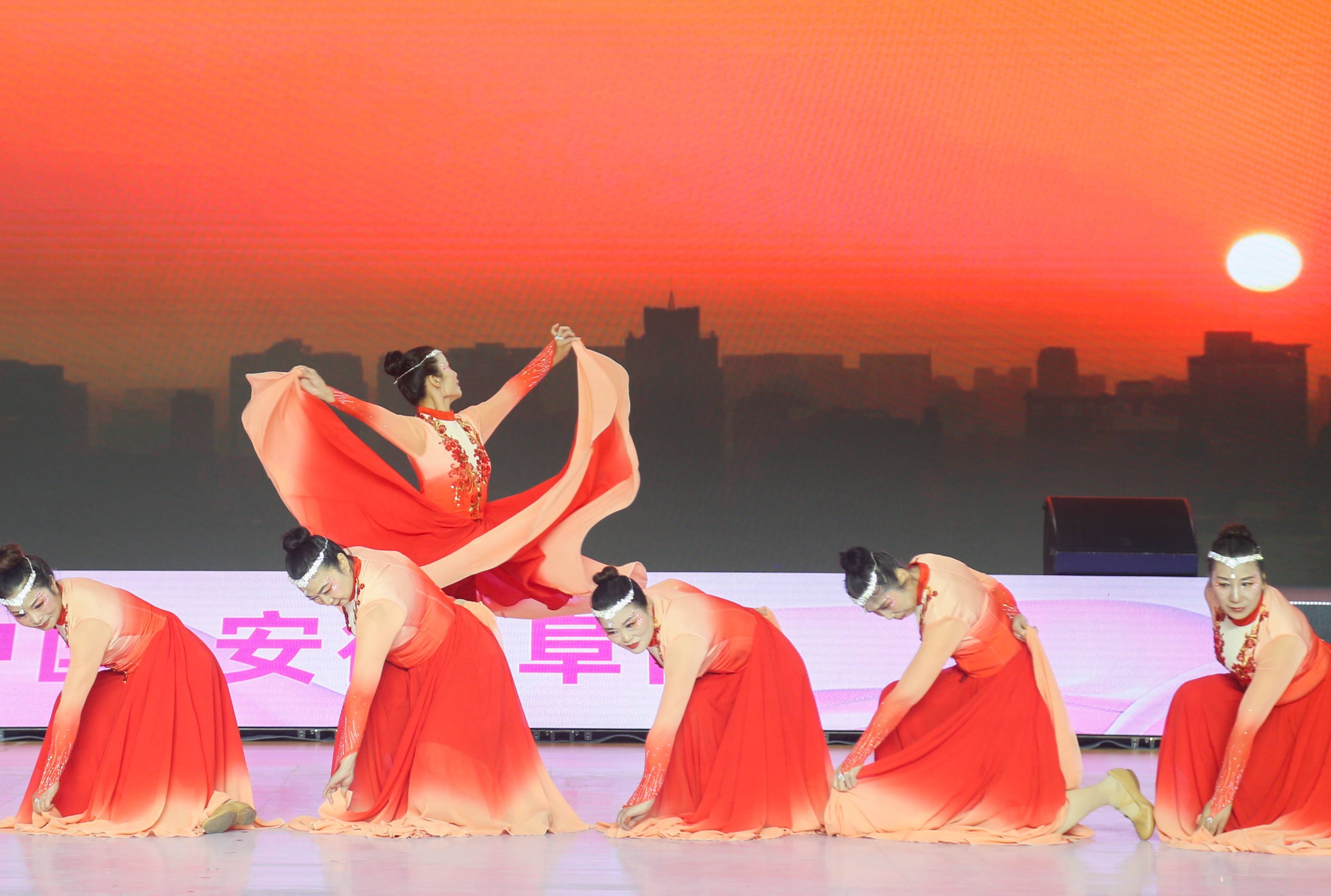 星空体育网站-关于体操选手水上表演优异，美轮美奂的信息