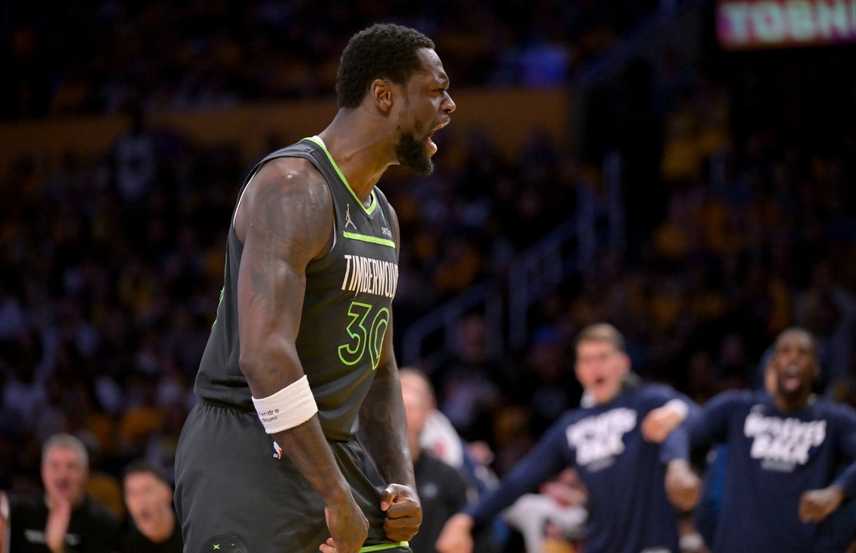 对手攻势凶猛,球队不畏强敌 对手攻势凶猛,球队不畏强敌