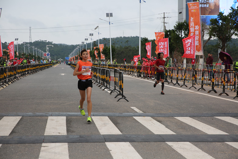 星空体育登录-摩洛哥马拉松选手冲刺终点，创造佳绩的简单介绍