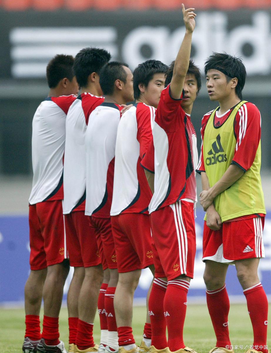 激烈足球比赛即将打响，球员们全力以赴备战