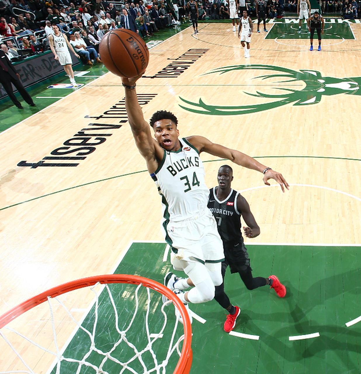 星空体育教练-雄鹿惨遭公牛逆转，失去不败金身